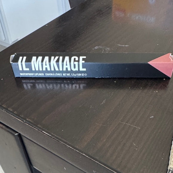 IL MAKIAGE Other - IL MAKIAGE Lip Liner with Red Tip